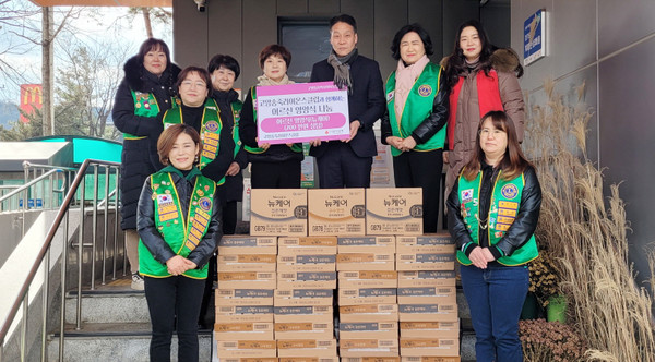 고양송죽라이온스클럽이 저소득 노인 가구의 영양개선을 위해 고양동에 영양식음료를 지원했다.