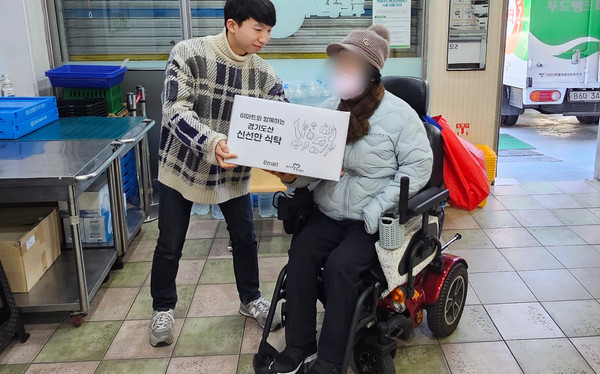  푸드뱅크 관계자가 이마트와 함게하는 경기도산 신선한 식탁 꾸러미를 전달하고 있다.