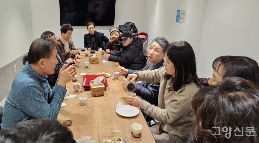 강연 후 뒤풀이 모임에도 질문과 답변이 끊이지 않았다. 