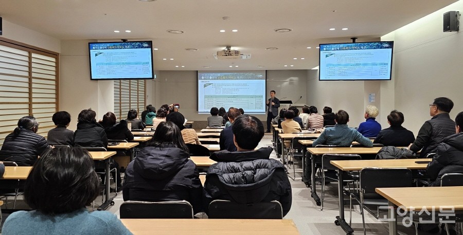 강좌 참가자들은 풍부한 정보와 선명한 견해를 제시한 강연에 귀를 기울였다.  