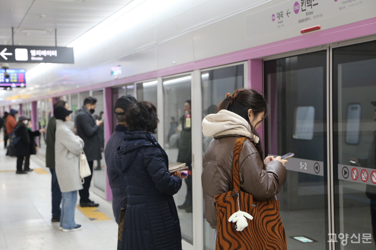 GTX-A 운정중앙역~서울역 노선이 3월 1일부터 출퇴근 시간에 하루 왕복 282회로 증차 운행된다. 이로써 출퇴근 시간대 배차간격이 기존 10분에서 6분15초로 단축된다. 사진은 운정중앙역~서울역 구간의 개통 첫날 시민들. 