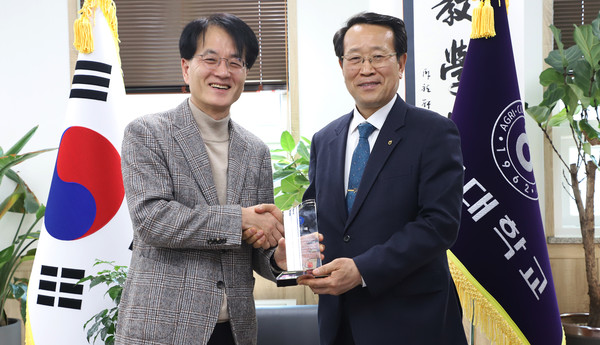 유완식 조합장(오른쪽)과 손병환 총장(왼쪽)이 나란히 자리해 기념사진을 찍고 있다.