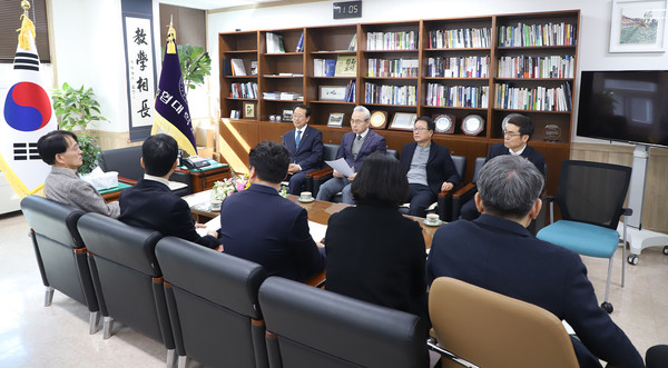 참석자들이 환담을 나누고 있다.