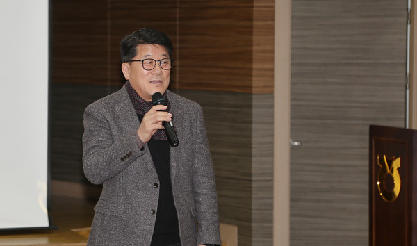 심은보 송포농협 조합장이 설명회에서 인사말을 하고 있다.