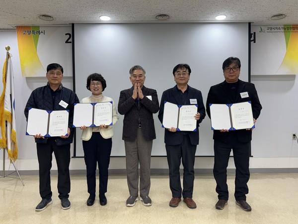당선증 받은 신규 임원(왼쪽부터) 나도은 상임회장, 서성연 공동회장, 임현철 선관위원장, 유광석 감사, 양승주 감사). [사진제공=김경영]
