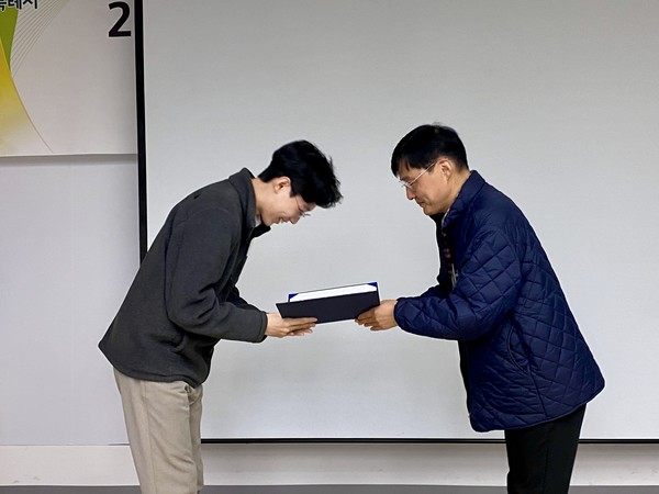 위촉장 수여 .[사진제공=김경영]