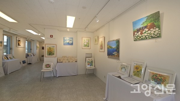 '해밀 서정갤러리'에서 열리고 있는 '시니어 예술을 꽃피우다' 전시