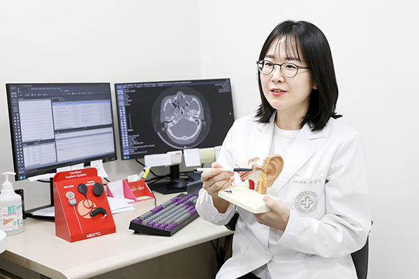 이전미 일산백병원 이비인후과 교수는 “수면무호흡증이 발생하면 혈중 산소 수치가 감소하는 저산소증이 유발되면서 귀로 가는 미세혈관의 혈류 장애가 생길 가능성이 커질 수 있다”고 말했다. [사진제공 = 일산백병원]