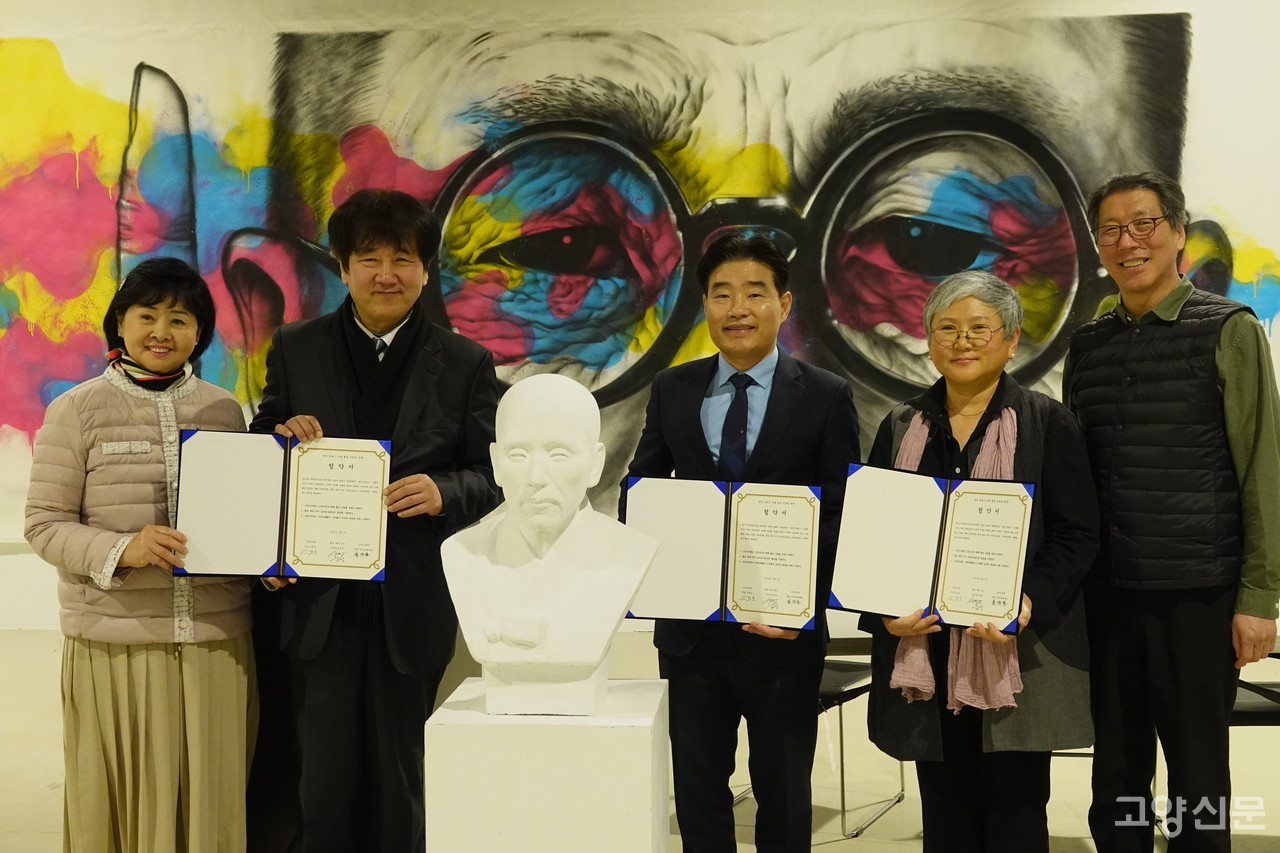 고양출신 독립운동가 동암 장효근 선생 흉상 기증 협약식을 진행한 고양시민회 여미경·홍영표 공동대표, 김운남 고양시의회 의장, 김서경·김운성 작가(사진 왼쪽부터).