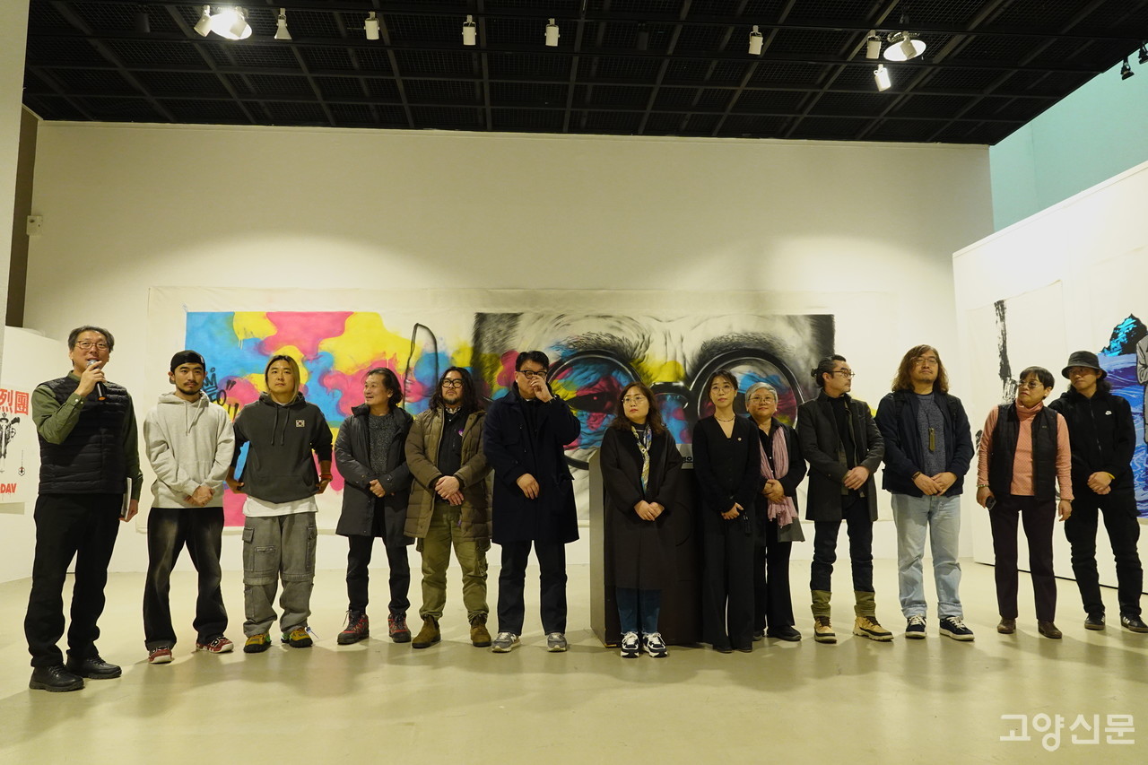 전시회 참여 작가들이 인사를 하고 있다.