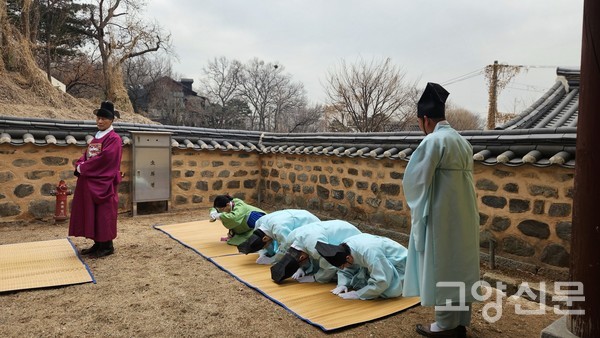 고유례를 위해 집사들이 먼저 예를 표하고 있다.
