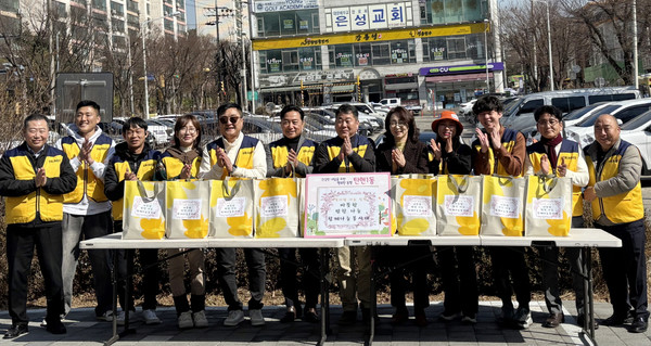 탄현1동이 함께나눔봉사대와 소외된 이웃들에게 따뜻한 식사를 제공하기 위한 반찬 나눔을 했다. 