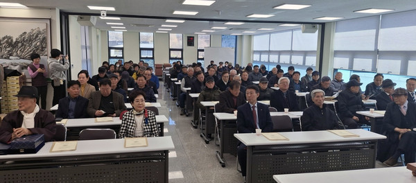 많은 참여자가 정기총회에 함게 했다.