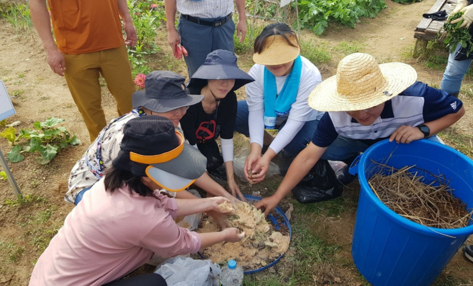 고도넷 농장에서 진행되는 실습 교육. [사진=고양도시농업네트워크]