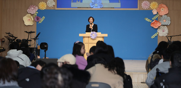 김정민 교장이 인사말을 전하고 있다.