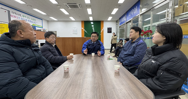 직원들이 올해 영농지원서비스를 위해 이야기를 나누고 있다.