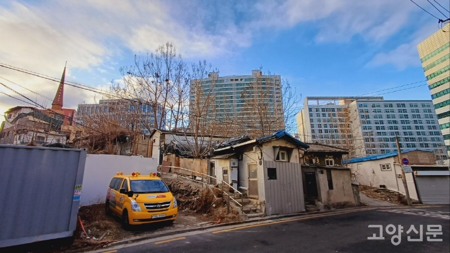 과거와 현재의 시층이 공존하는 중림동 언덕길 풍경.  