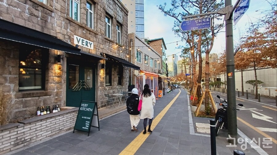 만리재로 옆으로 새롭게 들어선 레트로한 분위기의 주점들. 