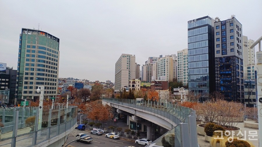 서울역 동쪽과 서쪽을 연결해주는 공중보행로 '서울로7017'. 사진은 기찻길 서쪽 만리동 방향 모습이다.