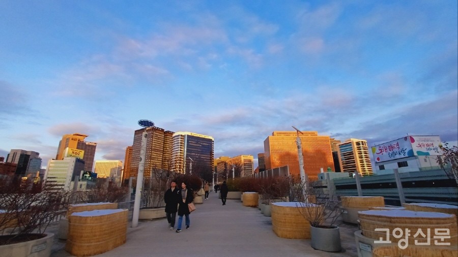 해 저물녘의 서울로7017. 보행로 오른쪽에 서울스퀘어, 왼쪽에 연세세브란스빌딩이 보인다.