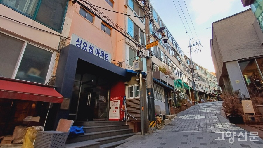 우리나라 최초의 주상복합건물인 성요셉아파트(1971년 준공). 위로 올라갈수록 층수가 낮아진다. 