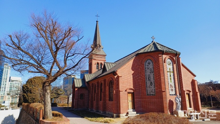 우리나라 최초의 서양식 성당 건물인 중림동 약현성당. 
