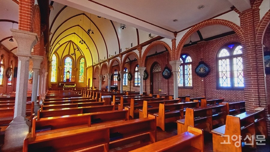 은은한 빛이 공간을 채우고 있는 약현성당 내부. 
