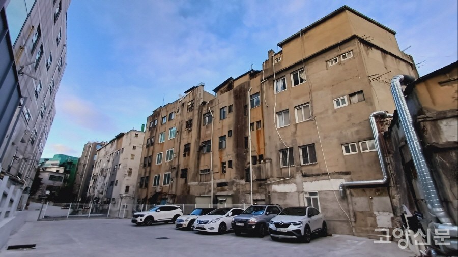 오래된 건물들의 뒷모습. 