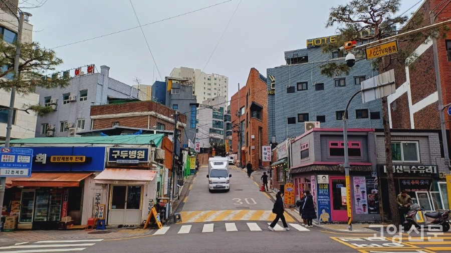 큰길에서 주택가로 올라가는 중림동 언덕길 초입.