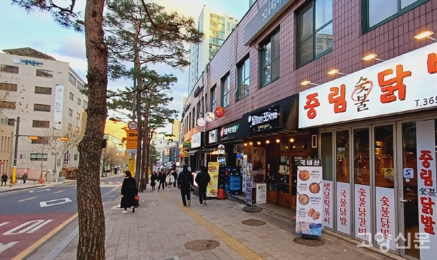 식당들이 줄지어 있는 중림로. 