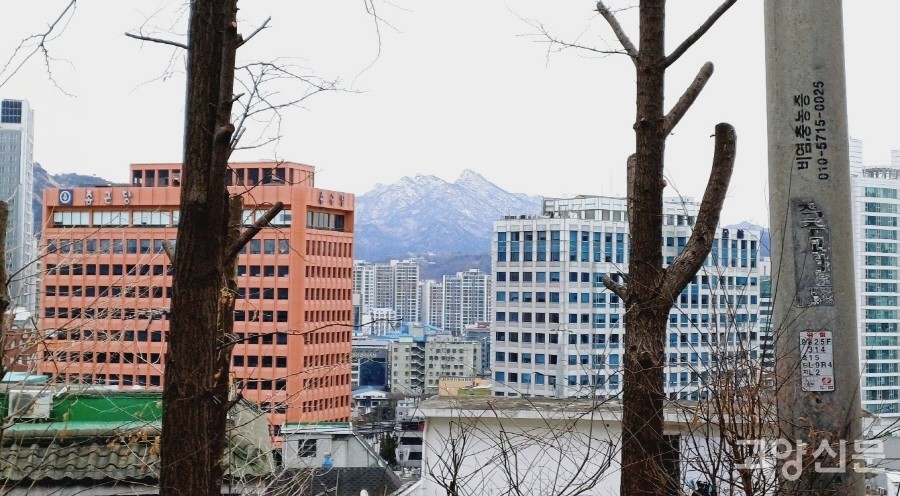 충정녹지공원에서 건너다보이는 북한산 형제봉. 