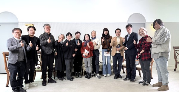 지난해 12월 엠씨씨월드 엔터테인먼트 오픈과 함께 열린 시니어 교육 오리엔테이션 참가자들. 