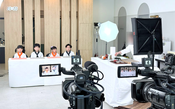 아역 배우 교육. 작년 12월에 진행한 키즈(6~12세) 요리 유튜브 촬영 사진. [사진 출처 = 엠씨씨월드 홈페이지]