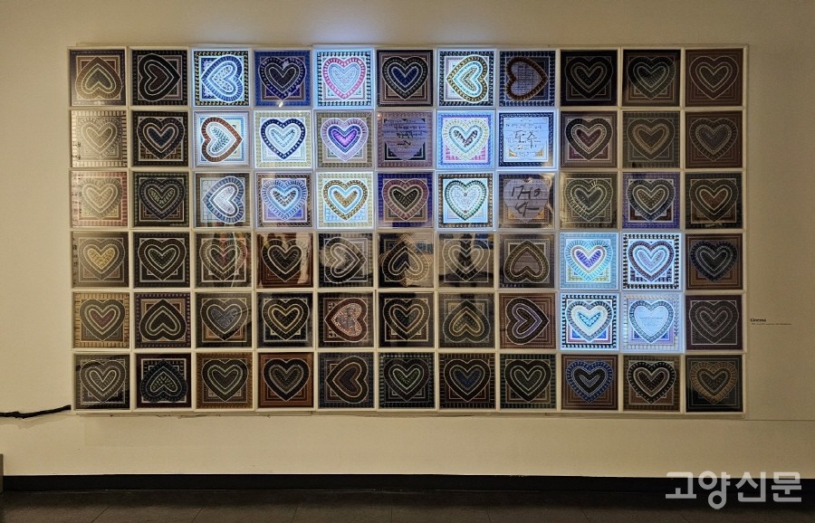 김범수 작가의 설치작품. LED 불빛으로 쓴 '밤'이라는 글자가 보인다.