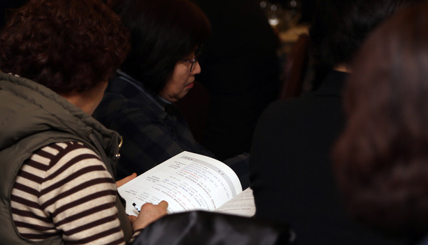 꼼꼼하게 자료를 살피는 조합원.