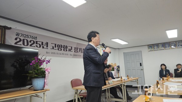 총회에 앞서 인사말을 하고 있는 강홍강 전교