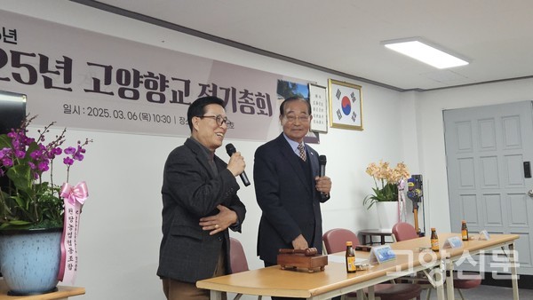 추대 형식으로 선출된 정대채 신임 전교(왼쪽).