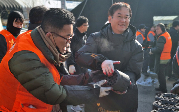 작년 12월, 이동환 고양시장과 함께한 연탄 나눔 