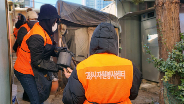 연탄을 나르고 있는 자원봉사자들