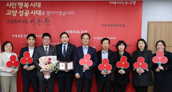   민주평화통일 고양특례시협의회 박호영 회장이 어려운 이웃을 위한 성금을 고양시에 전달했다.