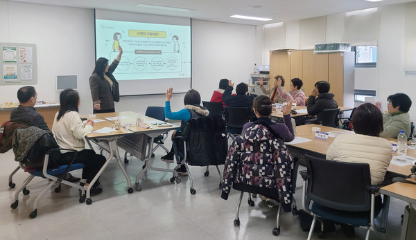 문촌7종합사회복지관 지역주민과 10개의 유관기관을 대상으로 ‘찾아가는 고독사예방교육’을 진행한다.