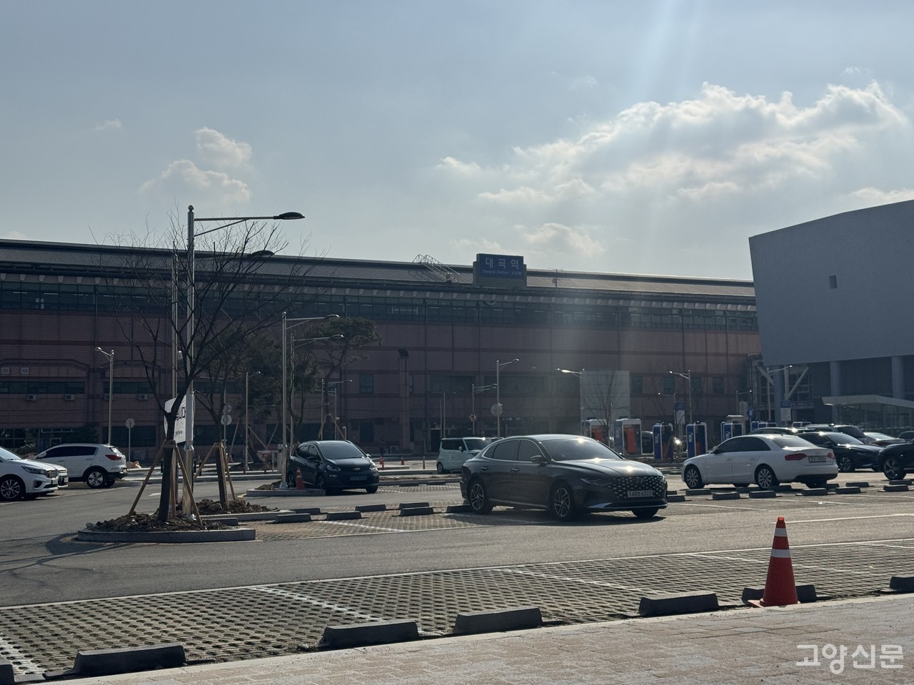 대곡역에서 대장동, 내곡동까지 거리는 도보로 약 2㎞이상이다. 성인 남성의 걸음으로 15분~20분 가량 걸리지만 GTX개통 이후 마을버스 배차간격이 늘어난 탓에, 자차운행이 불가능한 학생과 노인들은 걸어서 이동할 수 밖에 없는 상황이 됐다. 이마저도 도보길이 좁고 위험한 데다가 가로등조차 제대로 설치되어 있지 않아 야간에는 통행이 어려운 실정이다. 