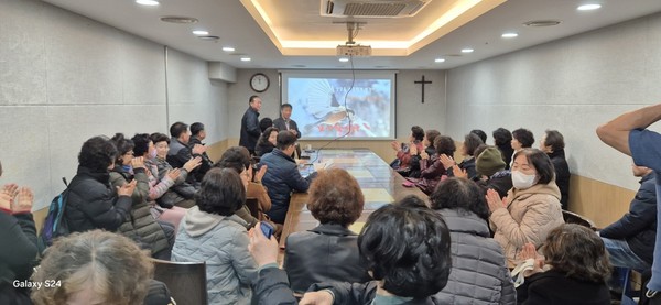 사회적협동조합 ‘한강’ 박평수 회장이 도심하천의 생태적 가치 등을 주제로 강연을 하고 있다.