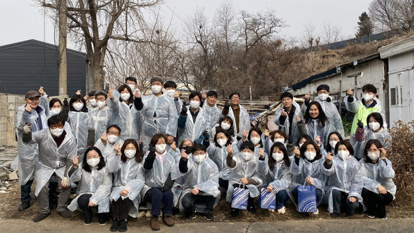 꽃샘추위 대비 연탄나눔 봉사 단체사진.