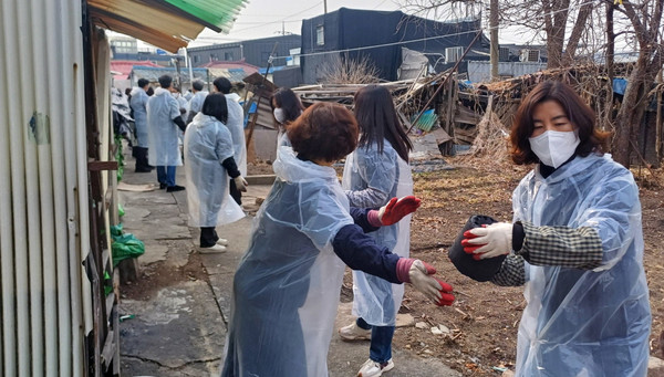 연탄을 나르고 있는 봉사자들.