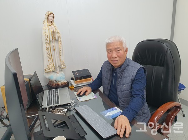 여형구 명동성당 주임신부가 퇴임하면서 건넨 성모상이 서범석 대표 책상 위에 놓여있다.