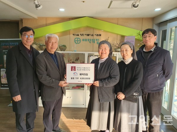 서범석 대표와 명동성당 사목회 관계자들이 애덕의 집 이영희 시설장 수녀에게 천사의 날 성금을 전달하고 있다.