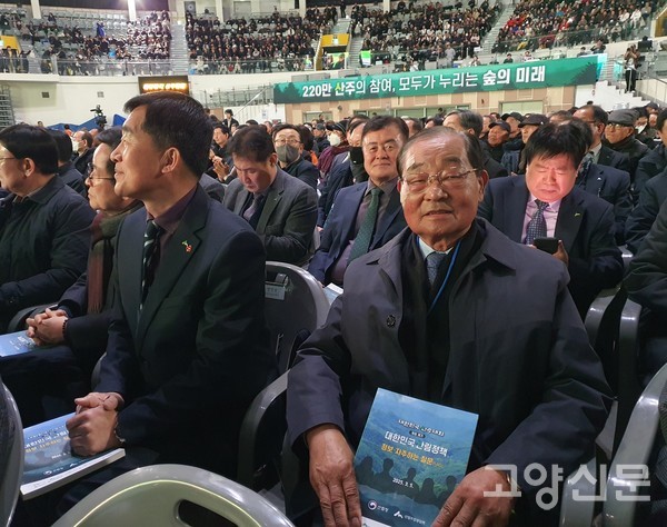 김보연 조합장이 조합장석에서 기념사진을 찍었다.