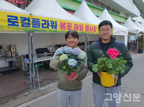 김진호 회장(왼쪽)과 최승규 사무국장.