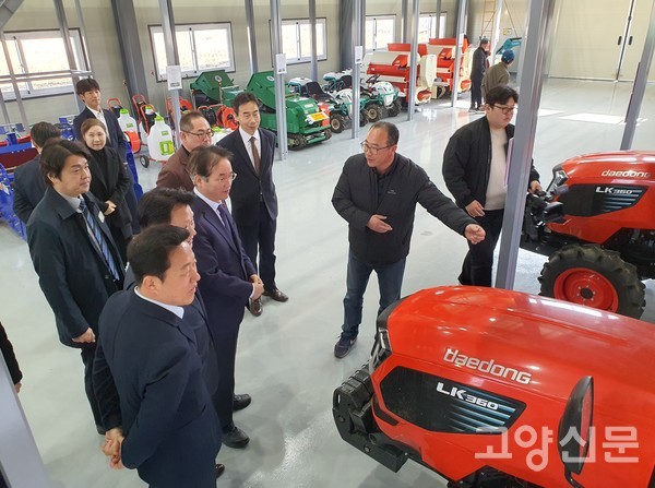 내빈들과 농업인들이 개소식 후 이장훈 교관으로부터 농기계 설명을 들었다.